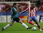 Javier Mascherano (til venstre) og  Florient Sinama-Pongolle krydser igen klinger, når Atletico kommer på besøg på Anfield. 