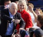 John McCain besøger Tampa i Florida i en sidste dags hektisk jagt på stemmer før valget i morgen. 