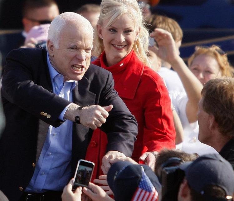 John McCain besøger Tampa i Florida i en sidste dags hektisk jagt på stemmer før valget i morgen. 