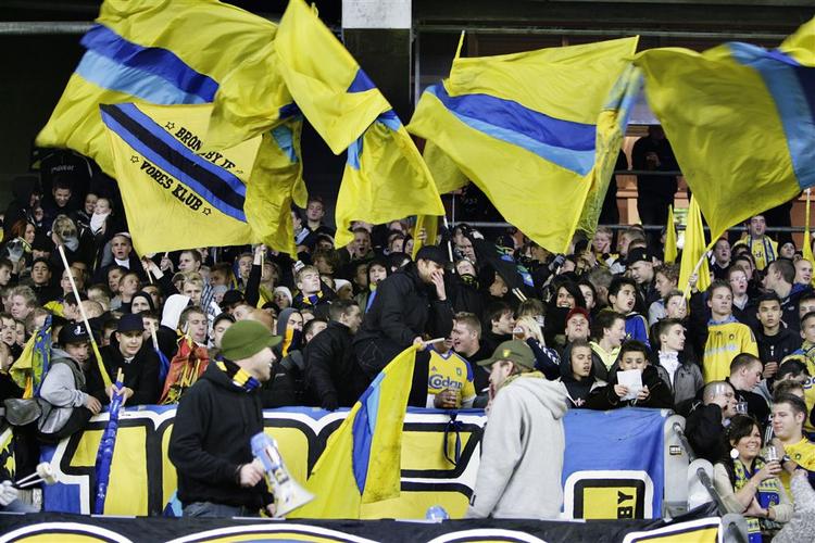Festen kammede over for enkelte af Brøndbys fans i kampen mod Horsens i søndags. Nu efterlyser Brønby ballademagerne. Arkivfoto. 