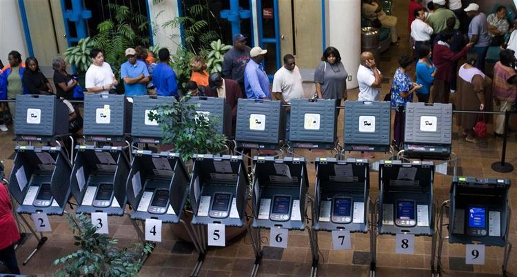 Da disse vælgere skulle stemme i Houston Texas før valgdagen, måtte mange gå hjem uden at have stemt på grund af problemer med stemmemaskiner. 