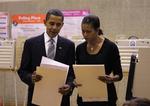 Barack Obama stemmer i Chicago sammen med sin hustru Michelle. 