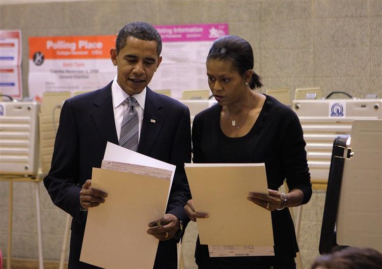 Barack Obama stemmer i Chicago sammen med sin hustru Michelle. 