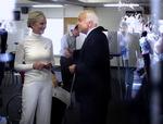 John McCain og hans hustru Cindy afgiver deres stemme. 