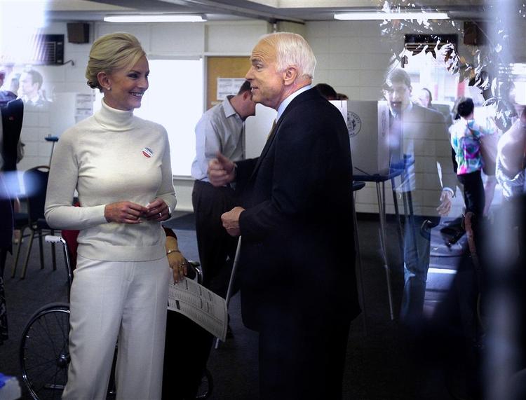 John McCain og hans hustru Cindy afgiver deres stemme. 