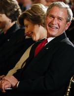Billedbureauet AP har ikke friske fotos af George W. Bush fra i dag og i går. Dette er fra 27. oktober. 