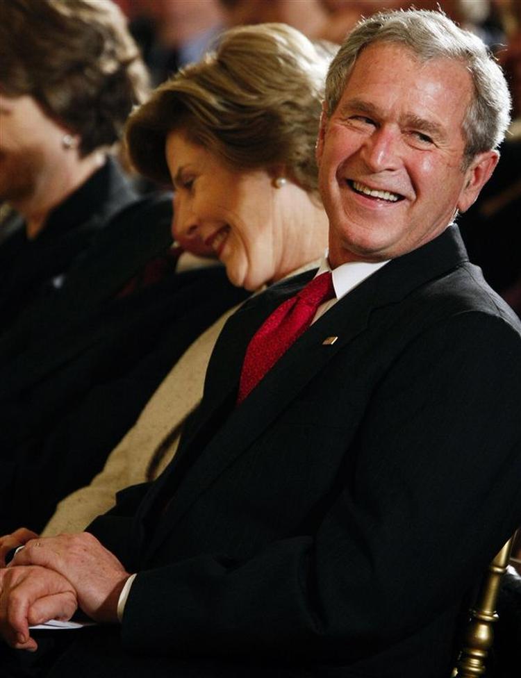 Billedbureauet AP har ikke friske fotos af George W. Bush fra i dag og i går. Dette er fra 27. oktober. 