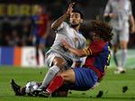 Barcelonas anfører Carles Puyol (til højre) i nærkamp med FC Basels brasilianer Carlitos. 