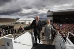 John McCain sammen med sin hustru Cindy på vej op i kampagneflyet i Junction Colorado. 
