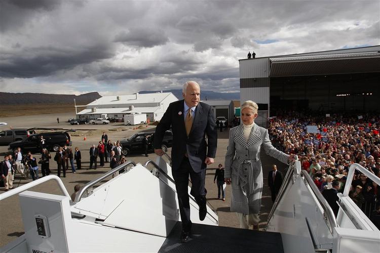 John McCain sammen med sin hustru Cindy på vej op i kampagneflyet i Junction Colorado. 
