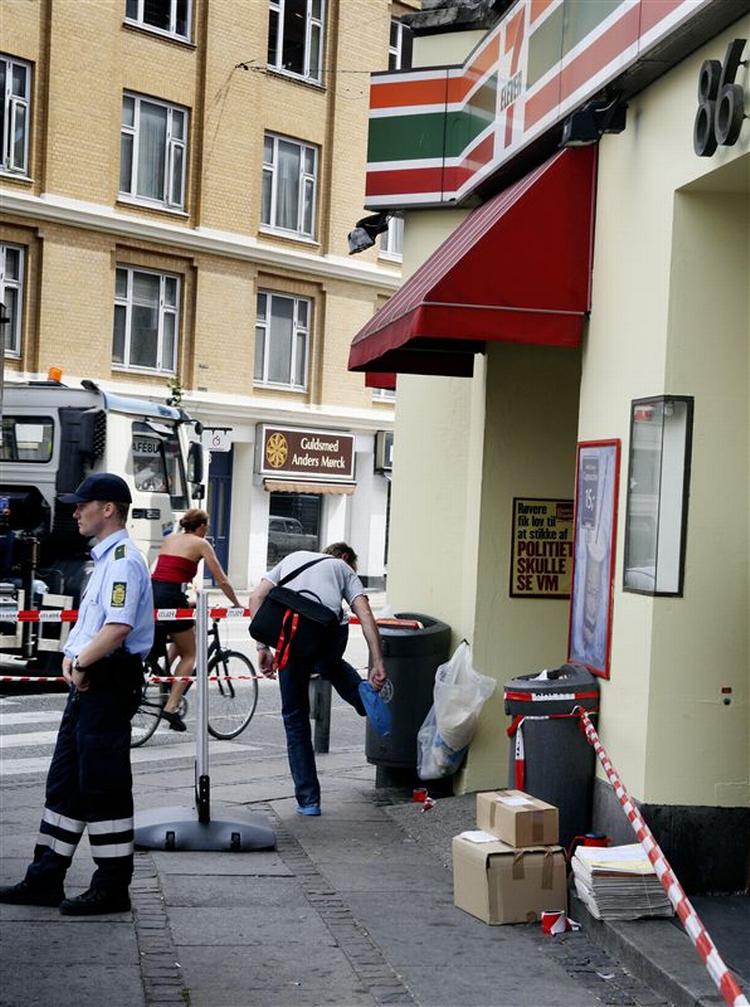 En psykisk syg mand blev skudt og dræbt af politiet, da de følte sig truet af ham i en 7-eleven kiosk på Frederiksberg i 2006. 