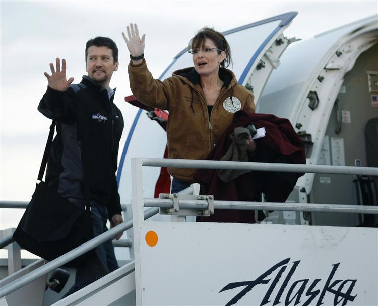 Sarah Palin og hendes mand, Todd, er vendt hjem til Alaska for at stemme. 