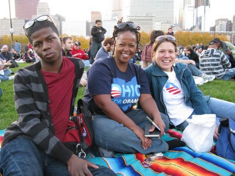 Michelle Perkins i midten i sin Ohio for Obama-t-shirt. De er mødt tidligt op for at få gode pladser. 