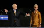 John McCain og hans kone Cindy er klar til at hjælpe Barack Obama. 