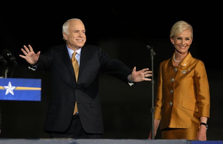 John McCain og hans kone Cindy er klar til at hjælpe Barack Obama. 