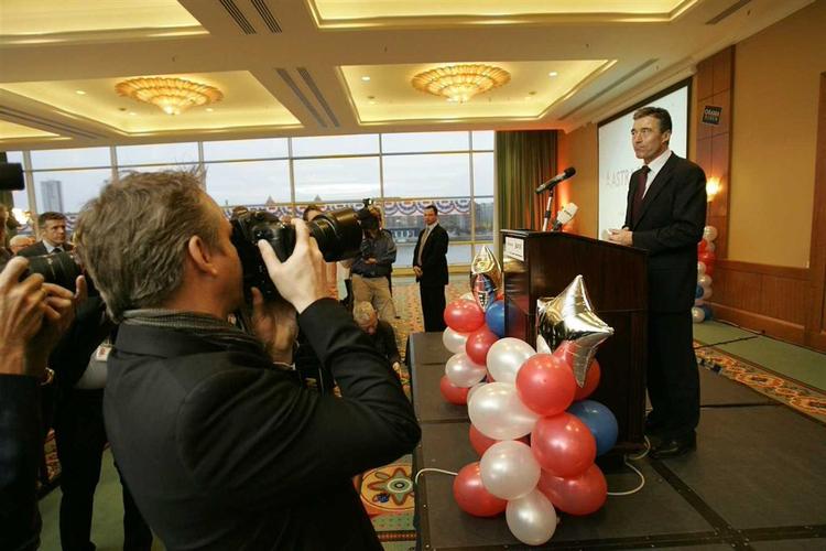 Statsminister Anders Fogh Rasmussen til valgfest, hvor han hilser Obama tillykke med sejren. 