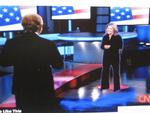Jessica Yellin er i Chicago og bliver projiceret frem i studiet i form af et hologram, mens hun interviewes af Wolf Blitzer. 