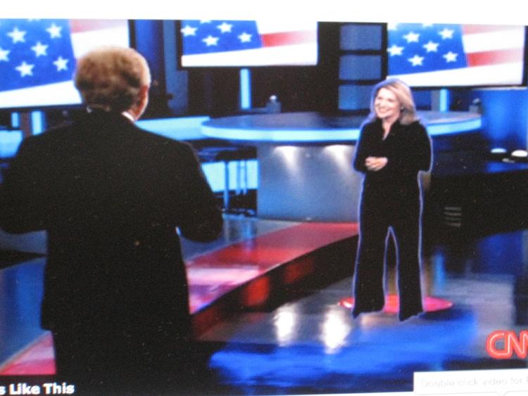 Jessica Yellin er i Chicago og bliver projiceret frem i studiet i form af et hologram, mens hun interviewes af Wolf Blitzer. 