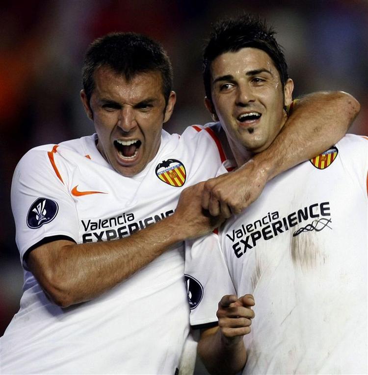 David Villa (til højre) fejrer sin scoring på straffespark mod portugisiske Maritimo i 1. runde af Uefa Cuppen med sin holdkammerat Carlos Marchena. Valnecia vandt 2-1 og dermed 3-1 samlet. 