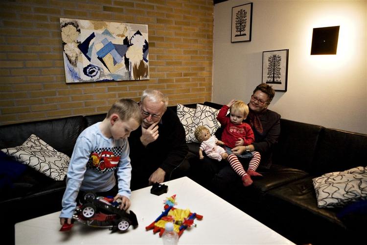 Børn er mest trygge, når bedsteforældrene står for pasningen. Arkivfoto. 