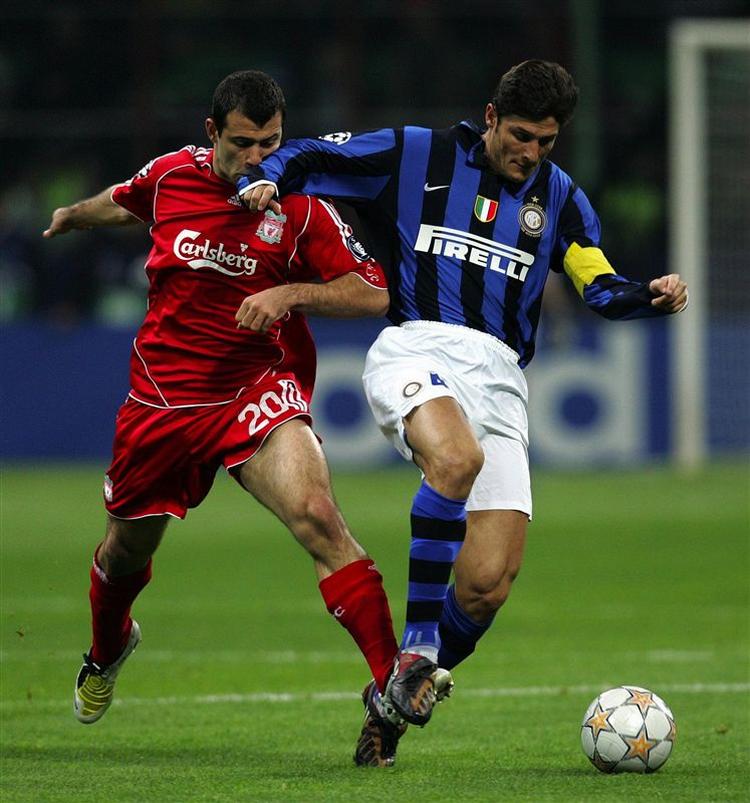 Javier Mascherano (til venstre) og Javier Zanetti i kamp for deres klubber Liverpool og Inter i sidste sæsons Champions League. 