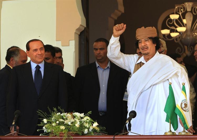 Forholdet mellem Italien og Libyen er varmt: Her ses Gaddafi til højre med ministerpræsident Silvio Berlusconi. 