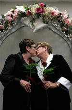 Terry Reed og Barbara Thalacker blev gift i Califonien den 3. november. Nu er ægteskab mellem homoseksuelle forbudt i staten. 