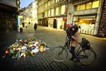 Drabet på den 19-årige Anton Njie Hansen vakte stor opmærksomhed, og mange lagde blomster på Strøget. 