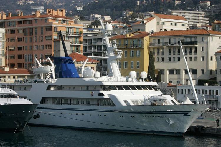 Saddam Hussein's Ocean Breeze, that was built at Elsinore shipyard, is up for sale at some DKK 200 million. 