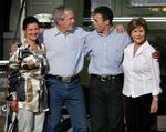 Præsident George W. Bush og hans kone, Laura byder hr. og fru Fogh velkommen på præsidentens ranch i Crawford, Texas, februar i år. 