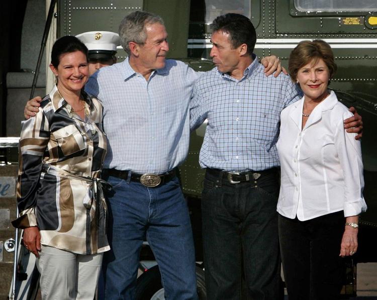 Præsident George W. Bush og hans kone, Laura byder hr. og fru Fogh velkommen på præsidentens ranch i Crawford, Texas, februar i år. 