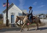 Meningsmålingsinstitutterne havde ganske godt fat i amerikanere som Dwaine Fosler, der her er på vej mod stemmelokalet i Seward County, Nebraska på hesten Topper. 