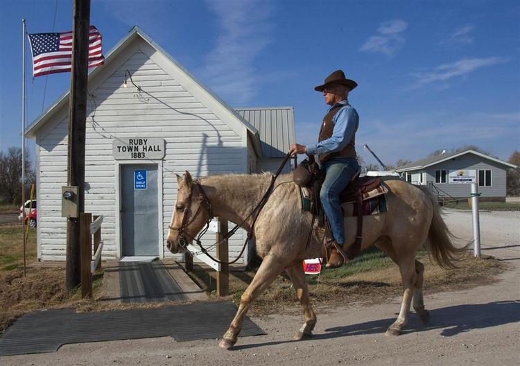 Meningsmålingsinstitutterne havde ganske godt fat i amerikanere som Dwaine Fosler, der her er på vej mod stemmelokalet i Seward County, Nebraska på hesten Topper. 