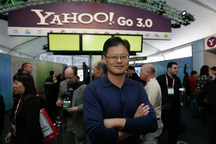 Jerry Yang, der var med til at stifte Yahoo og til at afvise Microsoft har fået nye problemer. 