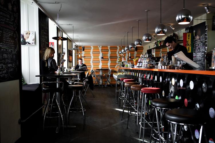 Vinylbar har potentiale. Atmosfæren er afslappet, og det er rart med et sprælsk indslag på strækningen langs Sortedams Dosseringen, hvor der ofte går barnevogn og søndagstur i den. 