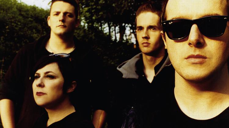 Glasvegas når at sætte sig som et af årets bedste rockalbum med meget store forventninger bundet om sig i guirlander af guitarer og båndsløjfer. 