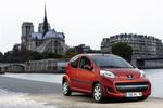 Peugeot 107 (billedet) og dens nære søstre Citroën C1 og Toyota Aygo nyder stor popularitet i Danmark. Nu bliver bilerne forbedret på en række punkter. 
