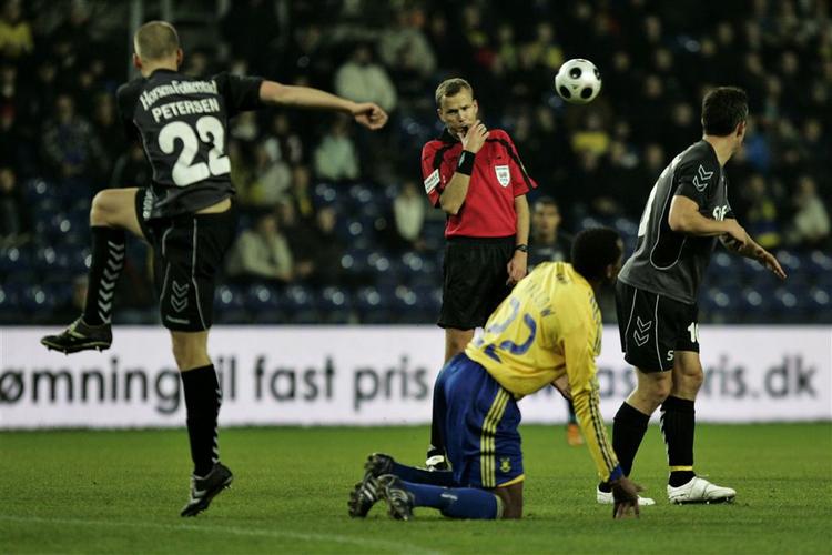 Kenneth Emil Petersen (nummer 22) sparker i frustration bolden væk i kampen mod Brøndby i mandags. 