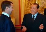 Silvio Berlusconi er i Rusland, hvor han besøger landets præsident Dmitrij Medvedev. 