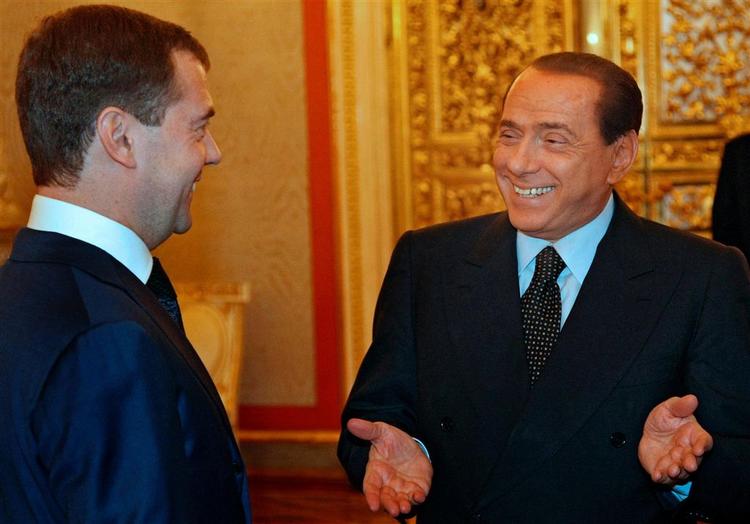 Silvio Berlusconi er i Rusland, hvor han besøger landets præsident Dmitrij Medvedev. 