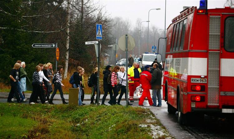 Eleverne blev evakueret fra Jokelaskolen i Finland, efter at en 18-årig dreng var trængt ind og havde skudt rektor og syv elever. 