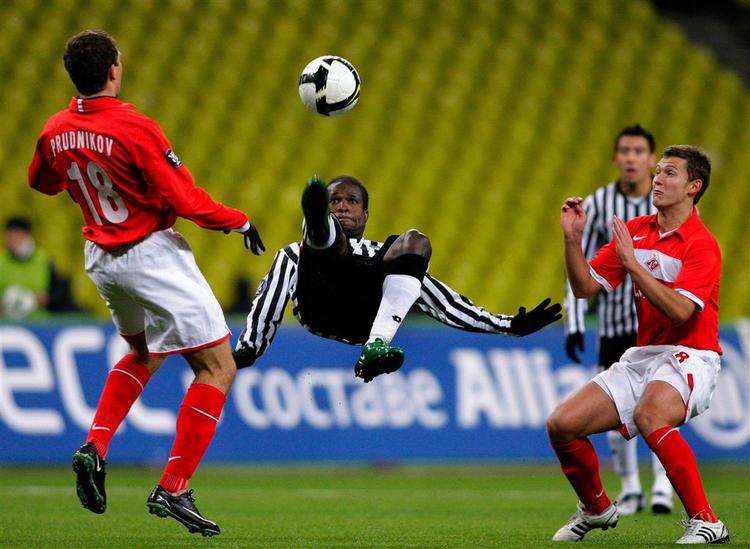Christian Obodo i en akrobatisk aktion i for Udinese i udekampen mod Spartak Moskva. 