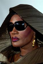 Det er kraftfuldt biografisk stof, som albummet igennem bliver matchet af en blanding af varm reggae og kølig kosmopolitisk puls, som uefterligneligt balancerer det ulmende med det statuarisk alvorsfulde hos Grace Jones. 