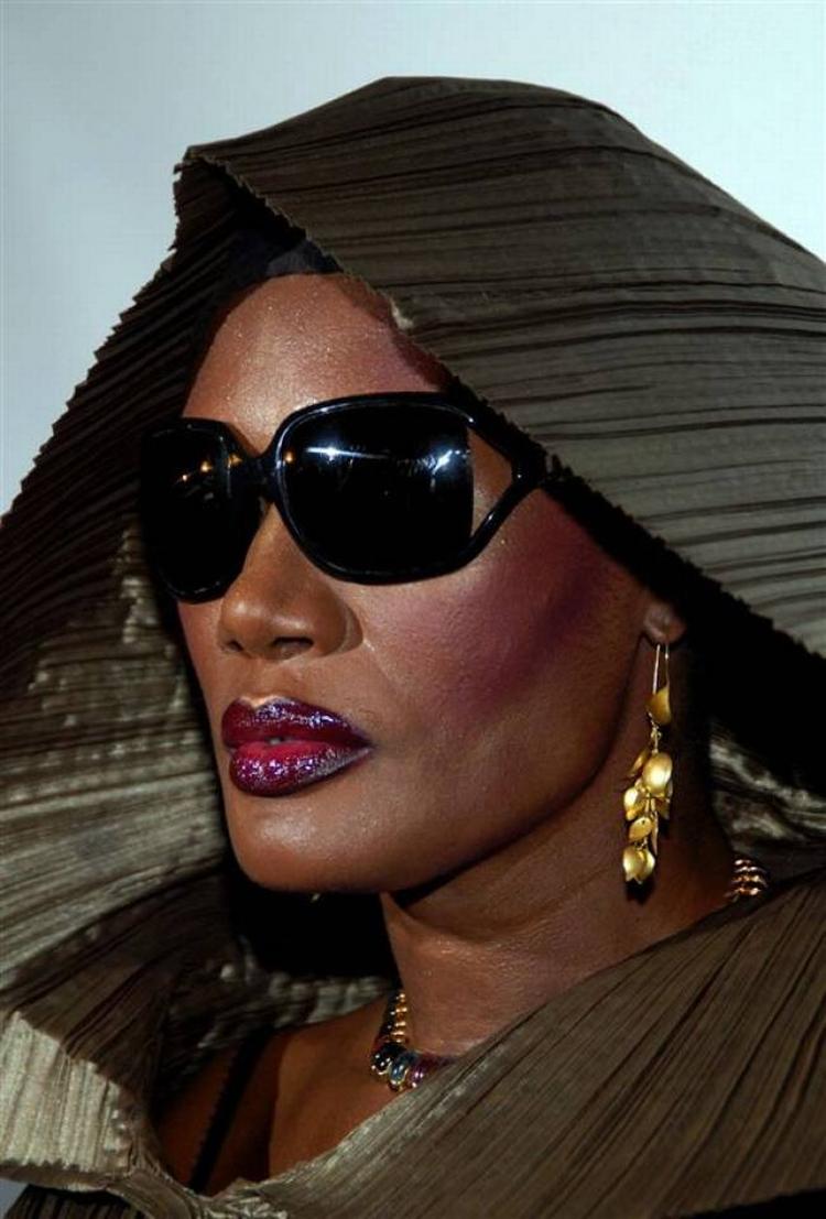 Det er kraftfuldt biografisk stof, som albummet igennem bliver matchet af en blanding af varm reggae og kølig kosmopolitisk puls, som uefterligneligt balancerer det ulmende med det statuarisk alvorsfulde hos Grace Jones. 