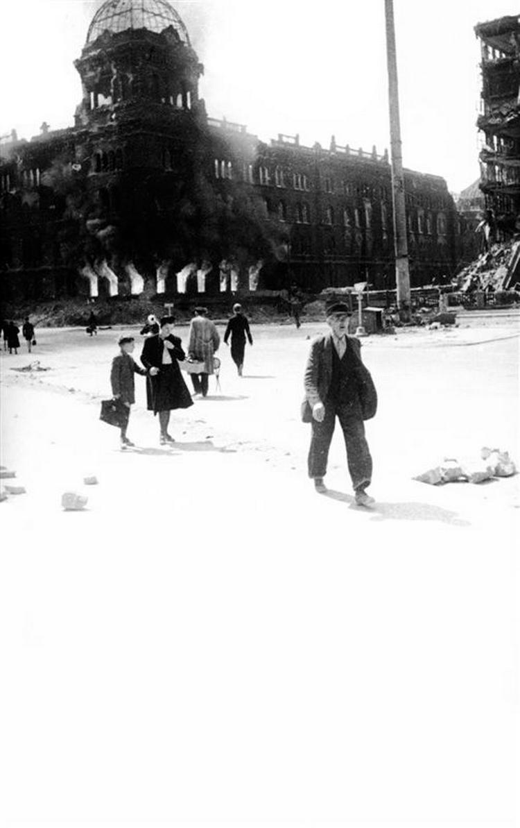 Udholdenhed. Med juristen Steensen som midtpunkt væves krig, skæbner og kærlighedsforhold sammen. Foto fra bogens omslag: Scanpix/Corbis/Yevgeny Khalde. 