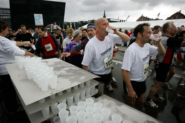 Trætte marathonløbere slukker tørsten under Copenhagen Marathon i 2006. 