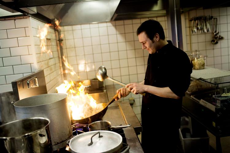De vietnamesiske restauranter skyder op over hele København. Her er det køkkenchef Niels Hagemann bag gryderne hos LêLê NhÀ HÀng på Vesterbrogade, der netop har åbnet en takeawayafdeling. Foto: Thomas  Borberg 