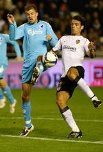 Mikael Antonsson spillede en god kamp for FCK. Her er forsvarsspilleren i kamp med Valencias Fernando Morientes. 