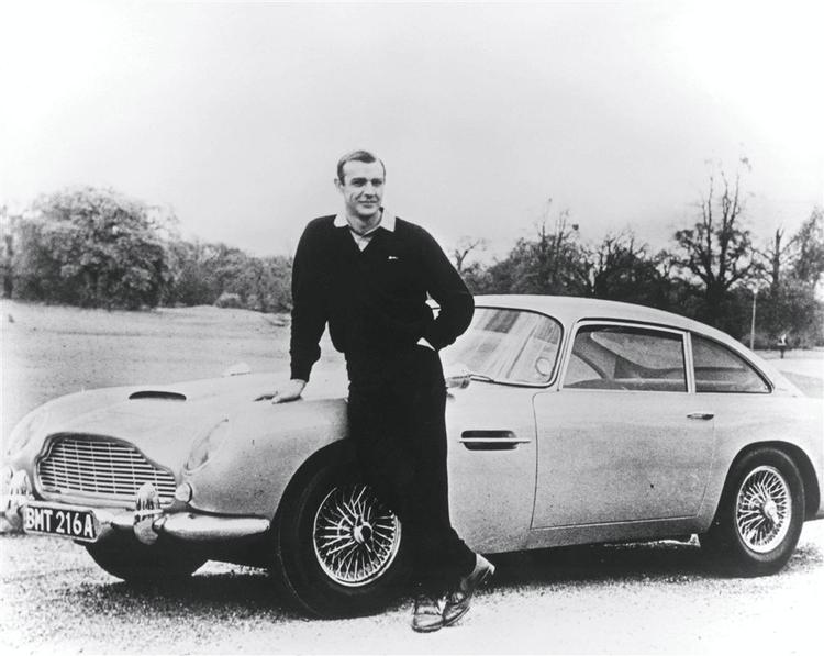 Hvilken Bond-bil fra de over 20 film er den absolut fedeste? Det får læserne her på Tjek lov til at afgøre. Var det den sølvgra Aston Martin DB5 fra 'Goldfinger' - den med katapultsædet? 