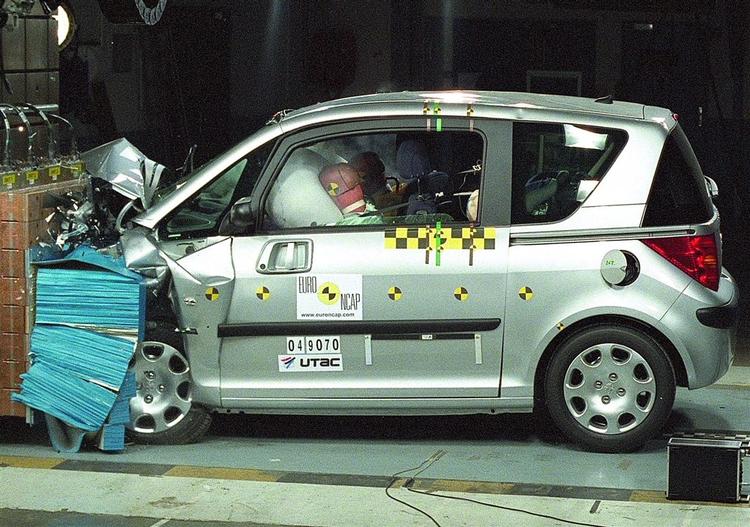 Stort set alle nye biler kommer til crashtest hos Euro NCAP. Næste år bliver det sværere at få fem stjerner. Her en Peugeot 1007, som fik fem stjerner. 